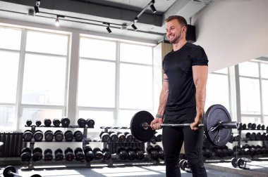 Kafkasyalı genç bir adam kaldırma yapıyor.