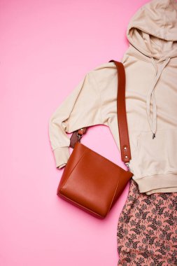 Farklı giysi ve aksesuar seti düz yatıyordu.