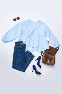 Havalı günlük kadın kıyafetleri seti, üst manzara.