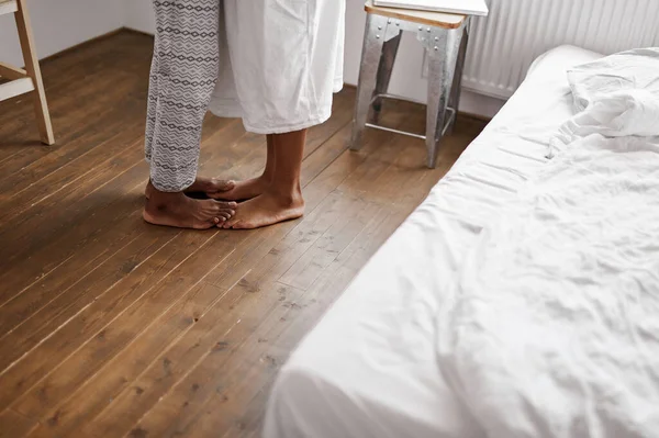 Descalço pé de jovem casal apaixonado no chão em casa — Fotografia de Stock
