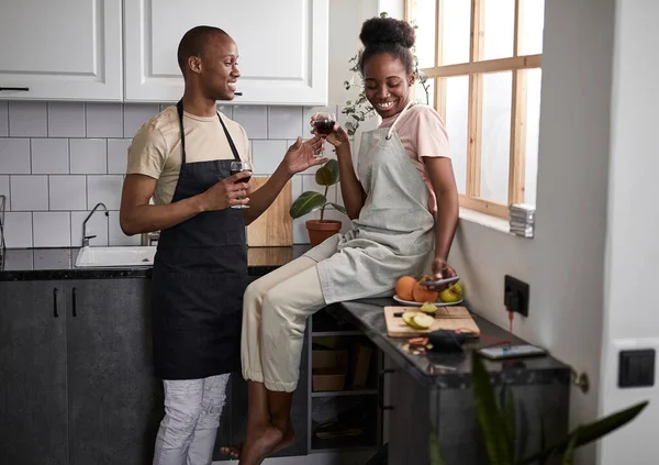 Afroamericanos recién casados beber vino mientras cocina —  Fotos de Stock