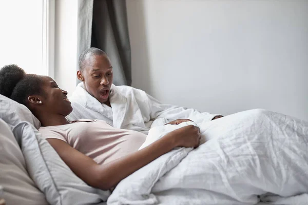 Schwarzer afroamerikanischer Mann blickt überraschend auf Schwangerschaftsbauch — Stockfoto