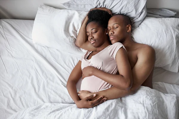 Молодая африканская американская пара спокойно и спокойно спит. — стоковое фото