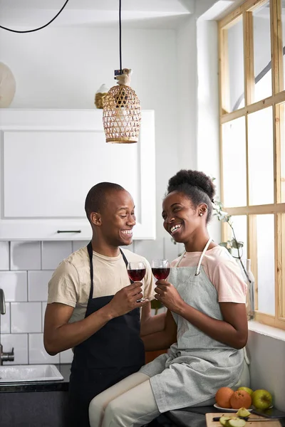 Afro-amerikai friss házasok bort isznak főzés közben — Stock Fotó