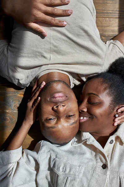 Portret van een teder Afrikaans Amerikaans paar — Stockfoto