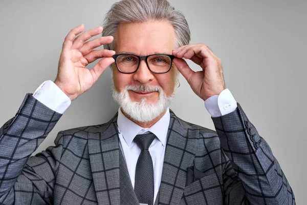 Guapo hombre de traje con gafas para los ojos para una mejor vista — Foto de Stock