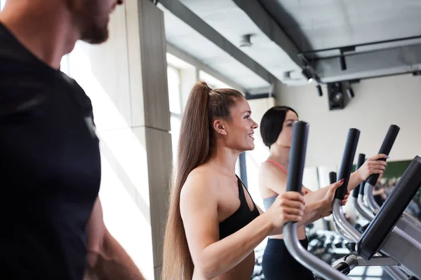 건강 한 사람들이 체육관에서 크로스 트레이너를 하는 모습 — 스톡 사진