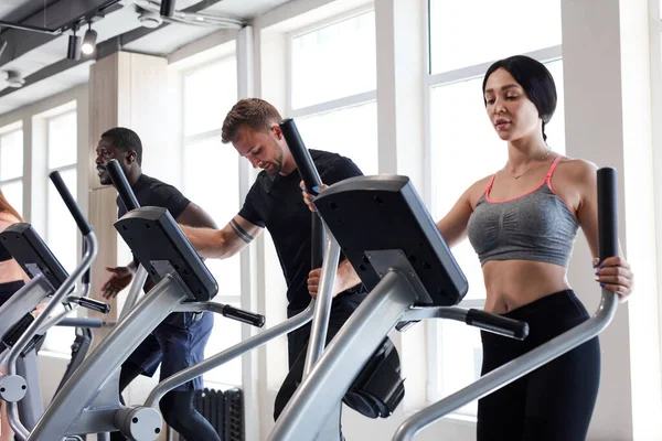 건강 한 사람들이 체육관에서 크로스 트레이너를 하는 모습 — 스톡 사진