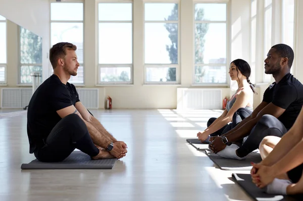 柔韧的瑜伽手，练习瑜伽或普拉提，坐在健身室 — 图库照片