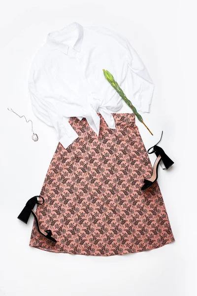 Snygg vit blus och tryckt kjol platt låg — Stockfoto
