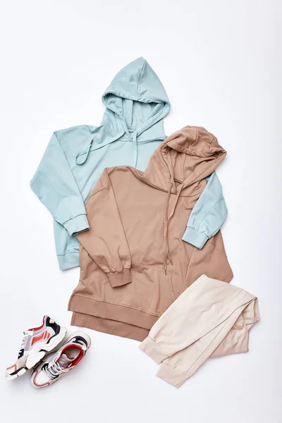 Färgglada hoodies på vit bakgrund — Stockfoto