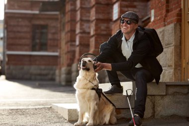Kör adam köpek rehberiyle iyi eğlenceler.