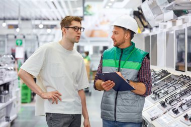 Kendine güvenen bir depo çalışanı