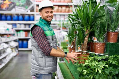 Marketteki fabrika bölümünde çalışan bir depo işçisi.