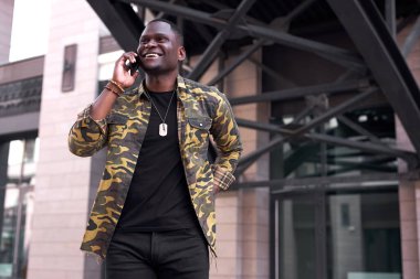 Gülümseyen, şık giyinmiş mutlu siyah adam otelden ayrıldı.