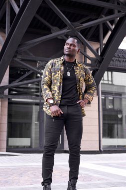 Afro-Amerikan erkek model dışarıda poz veriyor.