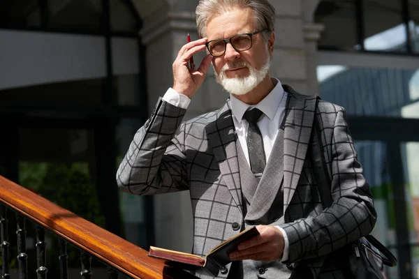Concentrado de moda guapo hombre de negocios senior escribir en el diario — Foto de Stock
