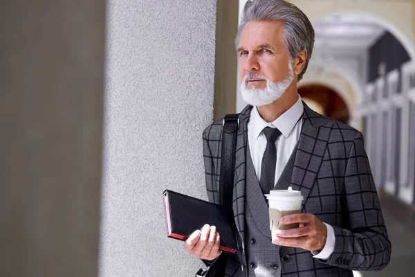 Hombre de negocios sénior hacer sorbo de café fresco antes del día de trabajo — Foto de Stock