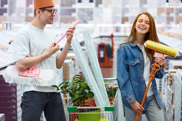 Pareja positiva divertirse en el mercado —  Fotos de Stock