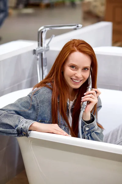 Boldog ügyfél ül az új fürdőszobában, játszani bolond — Stock Fotó