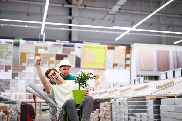 Joyeuse cliente et ouvrière d'entrepôt s'amusent dans le magasin — Photo