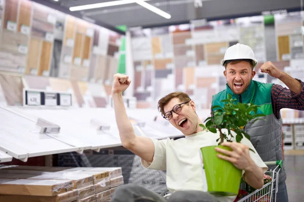 Comic customer and salesman enjoy time in store — Stock Photo, Image