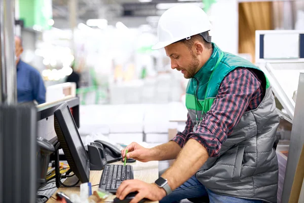 Vista lateral no trabalhador do armazém que trabalha no computador — Fotografia de Stock