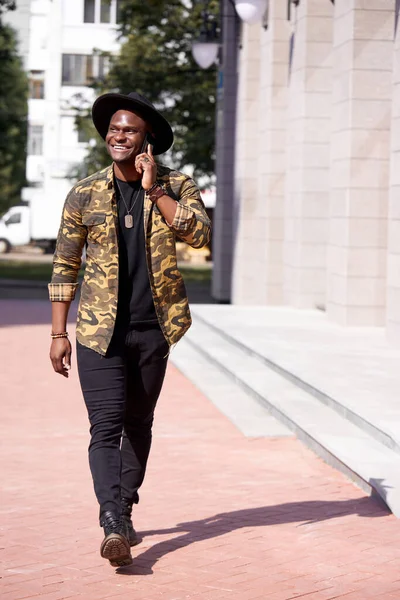 Jovem afro-americano masculino em chapéu gosta de andar no fim de semana — Fotografia de Stock