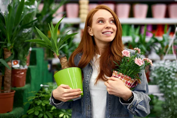 Happy redhead woman enjoy buying plants in market — Stock Image Happy redhead woman enjoy buying plants in market Stock Photo