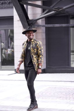 Bir sanatçı, ünlü bir müzisyen ya da manken sokakta yalnız yürür.