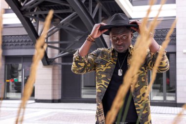 Şapkalı genç Afrikalı adam.