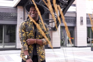 Pozitif Afro-Amerikan ünlüleri hayranlarıyla yürüyüşe çıktı.