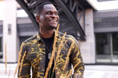 pozitif siyah adam gülümsüyor.