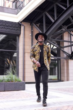 Bir sanatçı, ünlü bir müzisyen ya da manken sokakta yalnız yürür.