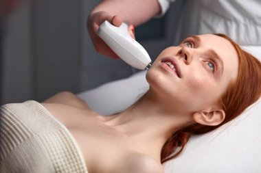 Genç bayan, yüz temizleme prosedüründe.