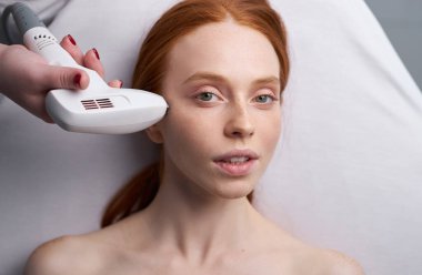 Kadın güzellik uzmanı müşteri için mekanik yüz parlatıcı prosedürü uyguluyor