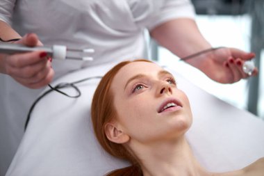 Kozmetik salonundaki mikro akım terapi ile yüz yenileme