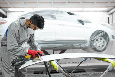 Genç Kafkas profesyonel araba servisi Yörüngesel cilalayıcısı olan erkek işçi