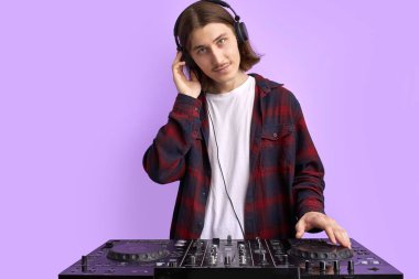 Beyaz Amerikalı genç adam kulaklıkla müzik dinliyor, şık bir DJ.
