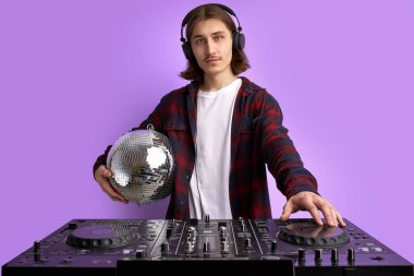 İşte havalı genç DJ, turntable 'da dönüyor.