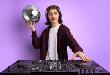 İşte havalı genç DJ, turntable 'da dönüyor.