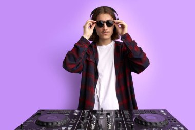 DJ konsolunda çalan modaya uygun bir DJ.