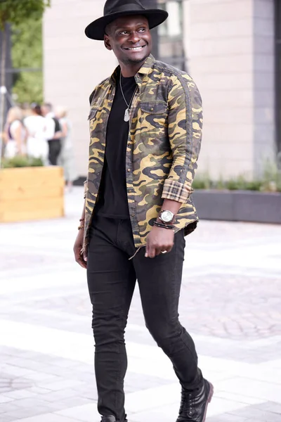 Afro-Amerikan erkek model dışarıda poz veriyor.