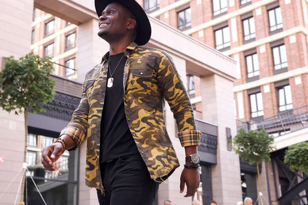 Αφροαμερικάνος διάσημος άνδρας περπατά στους δρόμους της πόλης, φορώντας μοντέρνα ρούχα — Φωτογραφία Αρχείου