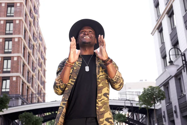 Pozitif Afro-Amerikan ünlüleri hayranlarıyla yürüyüşe çıktı.