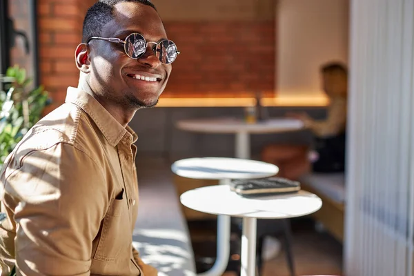 Hombre africano guapo disfrutar del tiempo libre pasar en la cafetería —  Fotos de Stock