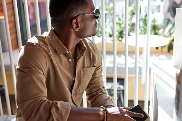 Hombre afroamericano de moda descansando en la cafetería —  Fotos de Stock