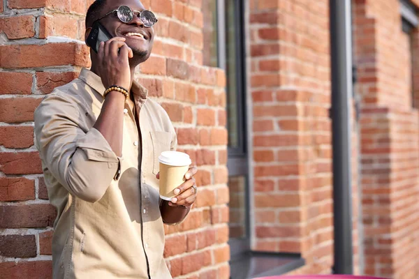 Africano turista ma caminar en gran ciudad beber café —  Fotos de Stock