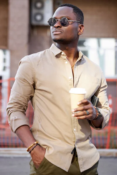 Beau afro-américain homme se reposer à l'extérieur, boire du café — Photo