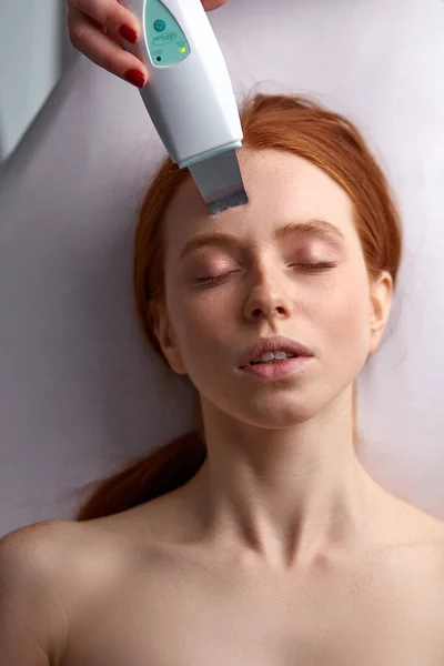 Rejuvenecimiento facial de la piel mediante terapia de microcorriente en el salón de cosmetología — Foto de Stock